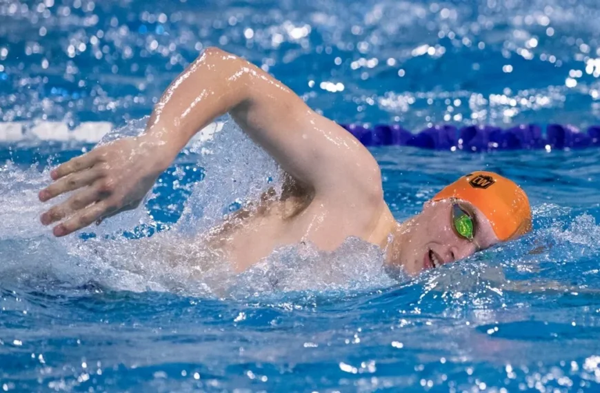 swimmR - We Are Swimming 61 swimmer for beginners with orange bathing cap crawling thru the water