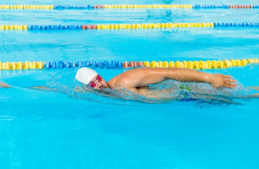 sidestroke swimming